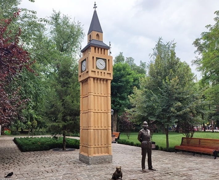 В Мелитополе "усовершенствовали" скульптуру полицейского с собачкой