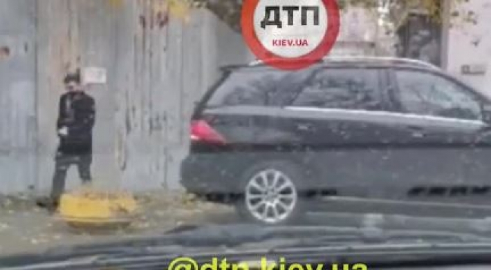 Хамству нет границ: в Киеве "герой парковки" убрал неугодную клумбу, чтобы оставить авто