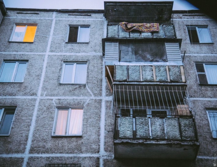 В Запорожье пожилая женщина по неосторожности выпала с балкона 4 этажа