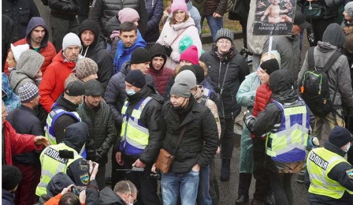 Перекрытие улиц и конфликт с полицией: эксклюзивные фото акции антиваксеров в центре Киева