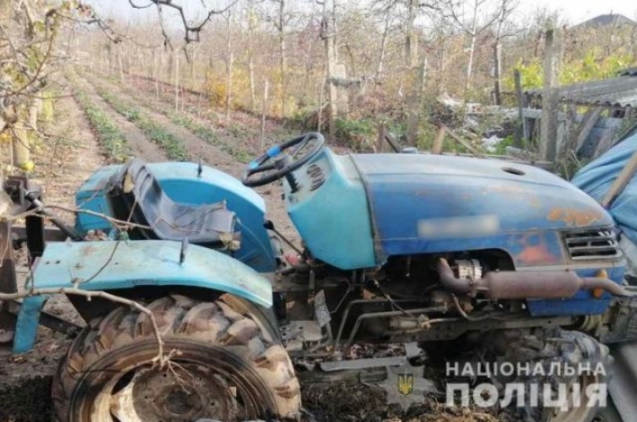На Буковине по неосторожности женщина погибла под трактором: подробности