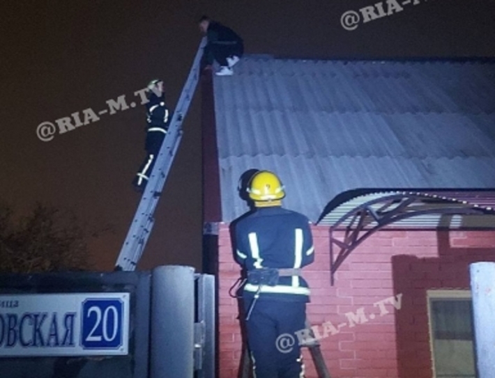 В Мелитополе спасатели снимали с крыши троекратного суицидника (фото)