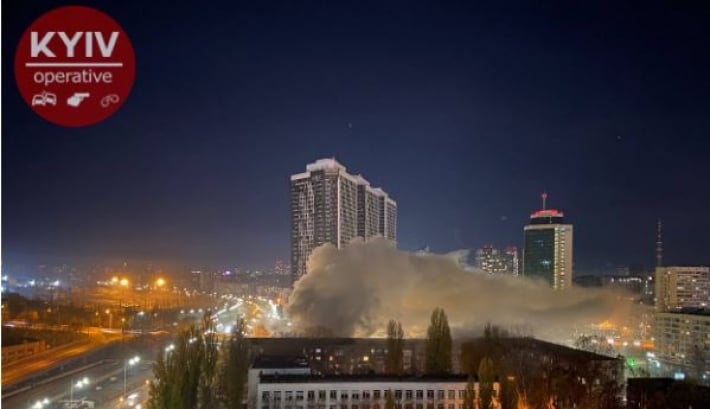 В Киеве ночью вспыхнул мощный пожар в ресторане: фото и видео