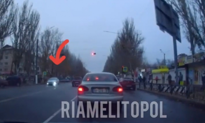 Мгновенная карма: в Мелитополе нарушитель проехал на красный на глазах у полиции (видео)