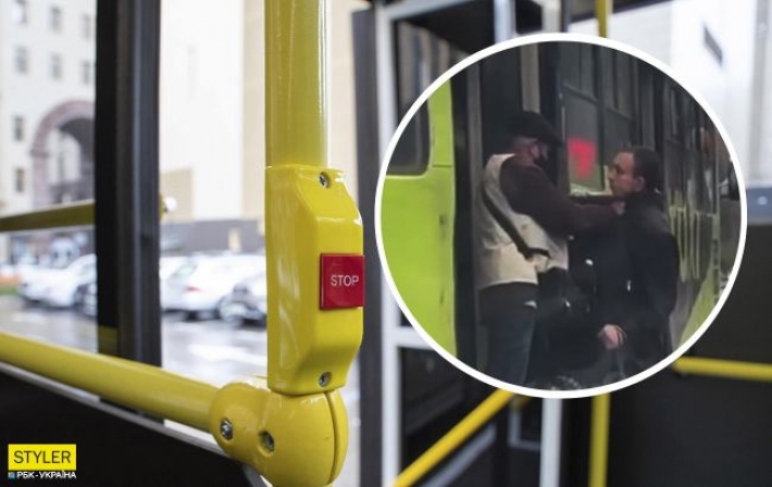 В Киеве дерущиеся пассажир и контролер трамвая заблокировали дорогу: видео ЧП