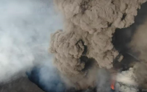 Вулкан на Канарах показали с высоты полета (видео)