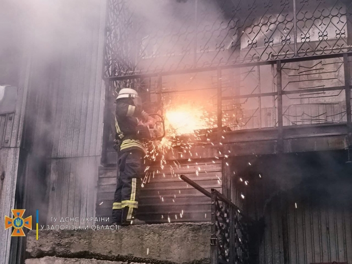 В Запорожье тушили серьезный пожар в двухэтажном здании (фото)