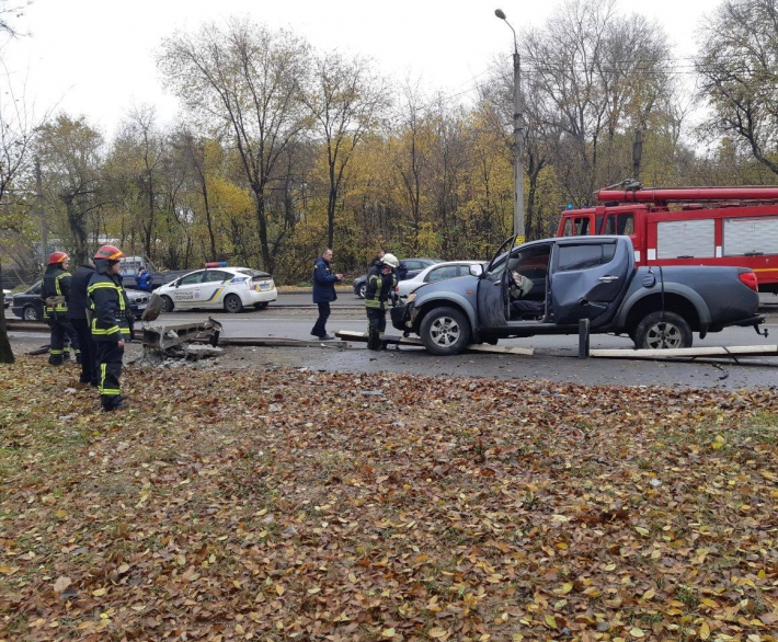 В Запорожье автомобиль в результате ДТП влетел в электроопору и забор