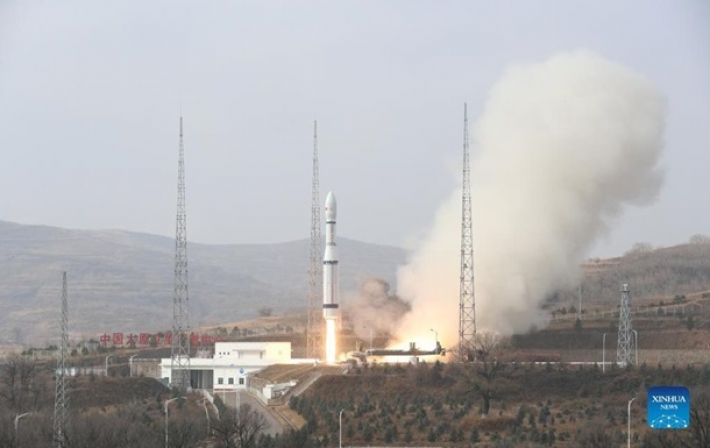 Китай запустил в космос исследовательский спутник