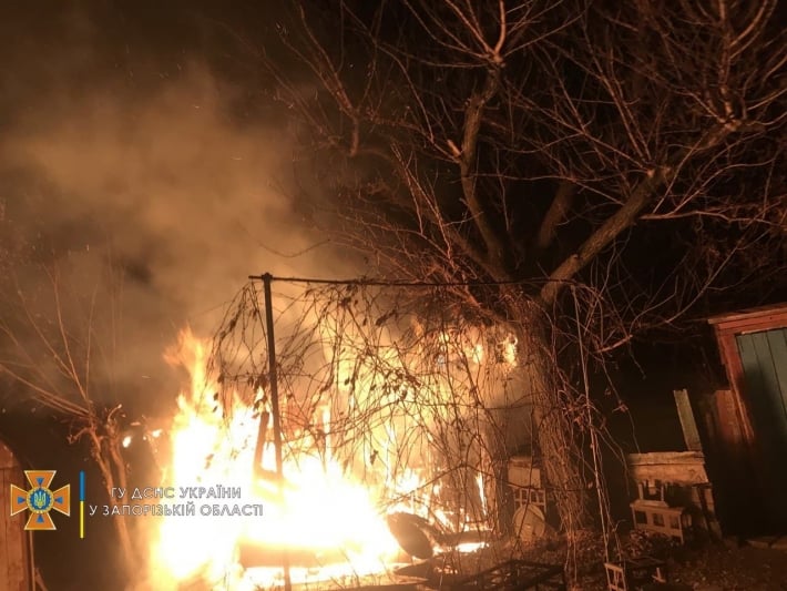 В Запорожской области тушили серьезный пожар на территории дома (фото)
