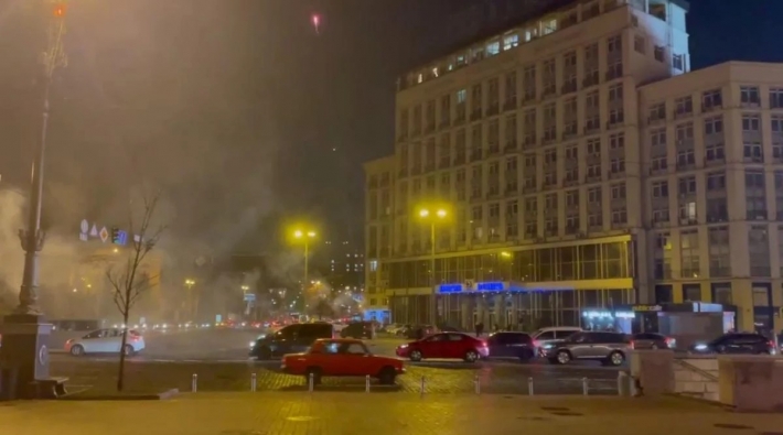 В центре Киева обнаженные молодые люди устроили странный флешмоб с фейерверками: видео