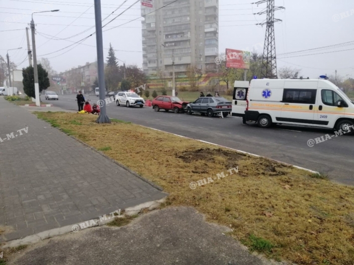 В Мелитополе лобовое столкновение на проспекте - пострадавших забирает скорая (фото, видео)
