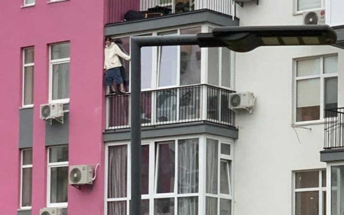 Зацепили на трос и сняли с балкона: в Киеве спасли подростка от суицида (видео)
