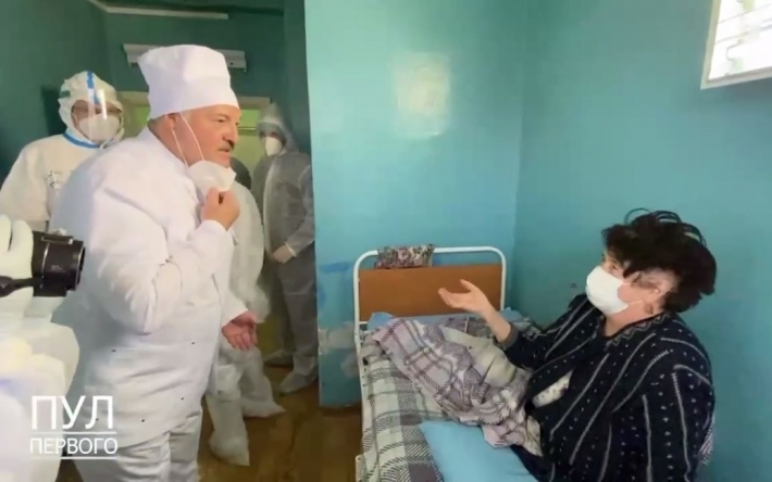 "Я живой": Лукашенко снял маску во время встречи с пациентами ковидной больницы