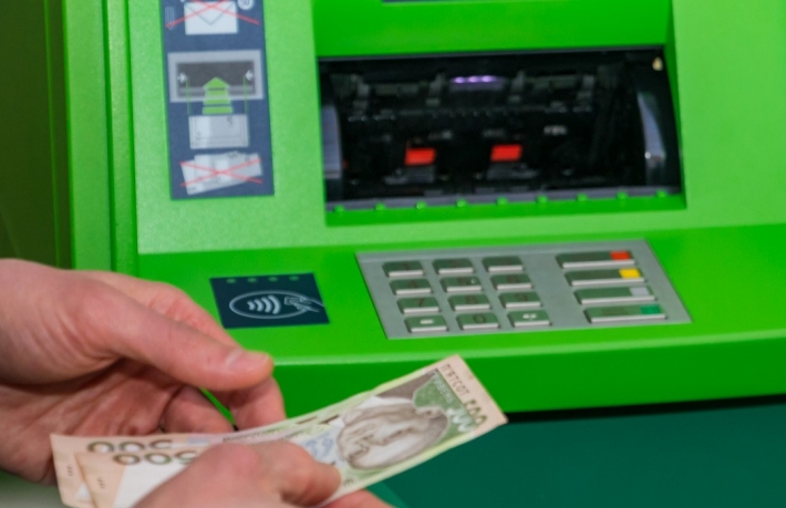 В Мелитополе снять деньги с банкомата стало опасно для жизни (видео)
