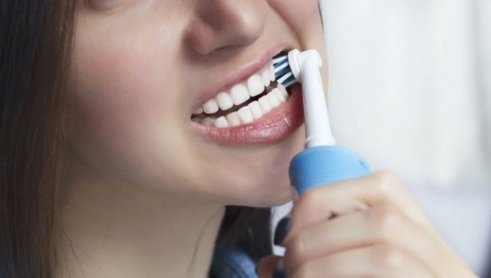 Стоматолог объяснил, кому неьзя пользоваться электрической зубной щеткой