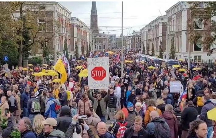 В Гааге прошли массовые протесты против COVID-ограничений (видео)