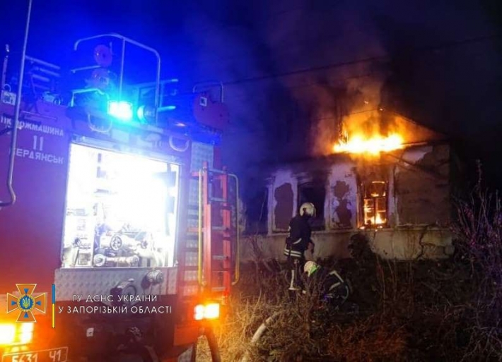 В Запорожской области загорелся заброшенный дом (фото)