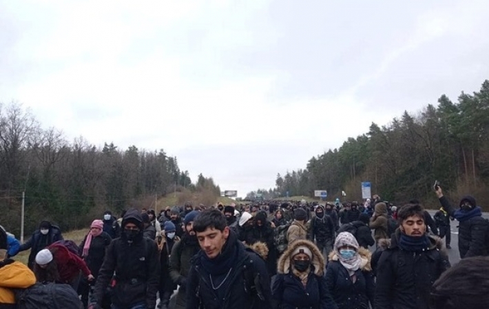 Польша отреагировала на караван мигрантов из Беларуси (видео)