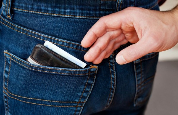 В Запорожье карманник украл из сумки кошелек и телефон (фото)