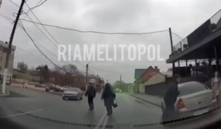 В Мелитополе водитель и пассажиры бросились под колеса автомобилей