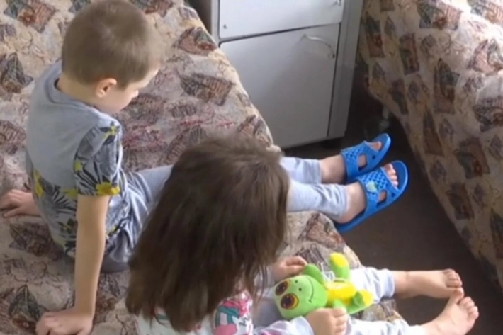 На Житомирщине горе-мать бросила маленьких детей в запертой квартире и не захотела возвращаться (видео)
