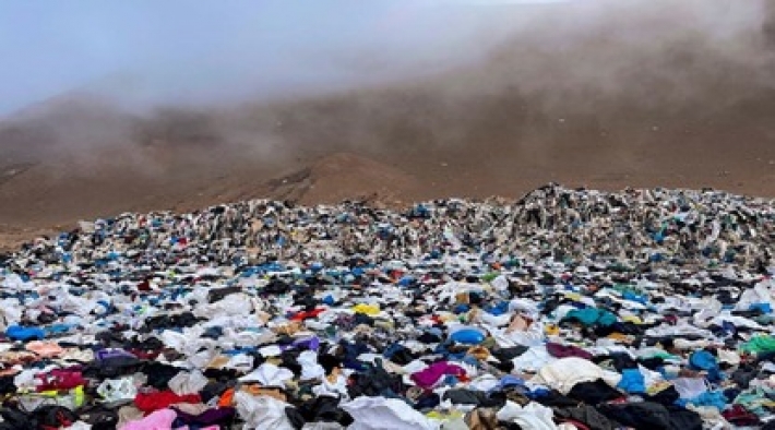 Пустыня в Чили превратилась в огромную свалку нераспроданной одежды: фото