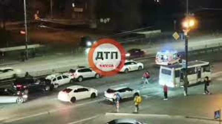 В Киеве водитель на скорости влетел в копа: видео масштабного двойного ДТП