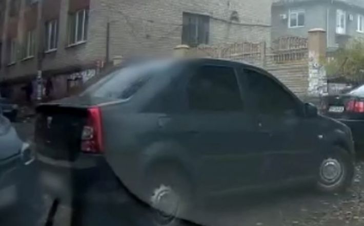В Запорожье пьяный водитель, сдавая назад, зацепил авто и сбежал