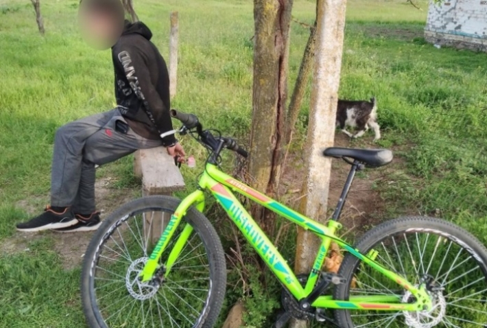 В Мелитопольском районе мужчина отобрал у ребенка велосипед