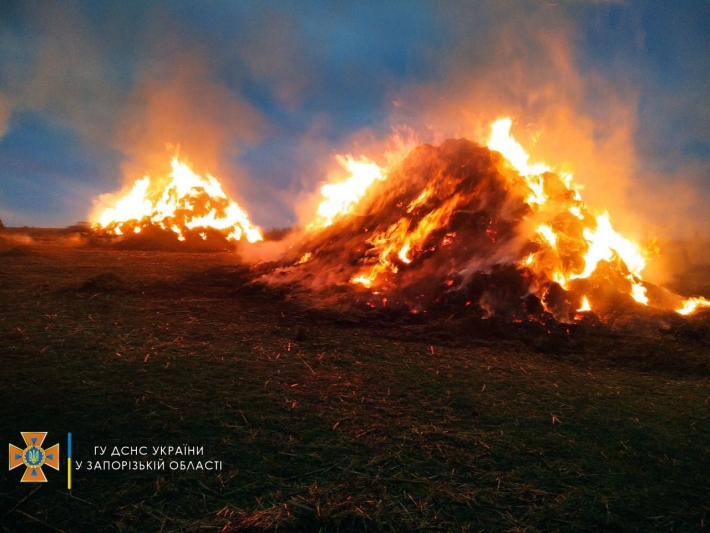 В Мелитопольском районе из-за горящих тюков сена едва не загорелся дом