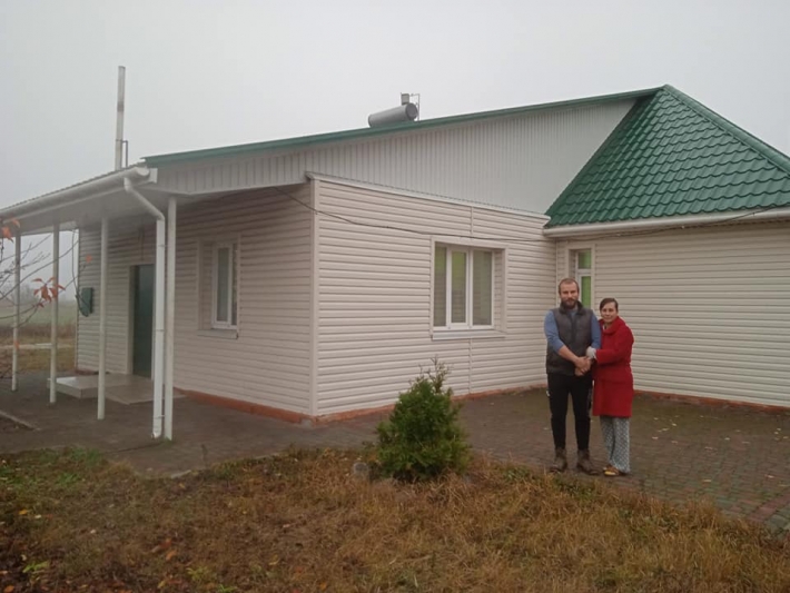 В Запорожской области многодетная семья погорельцев получила благоустроенный дом (фото)