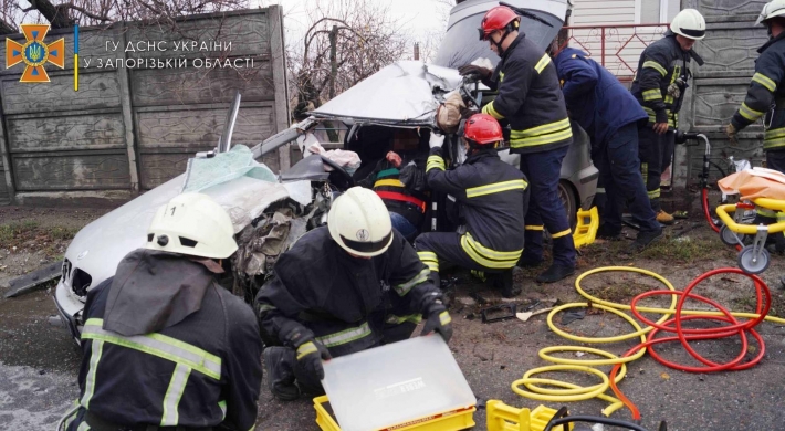 В Запорожье после серьезного ДТП водителя вырезали спасатели (фото)