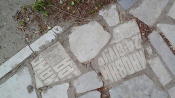В России обустроили дорожку из надгробий: из-под ног на хозяев дома "смотрят" лица умерших