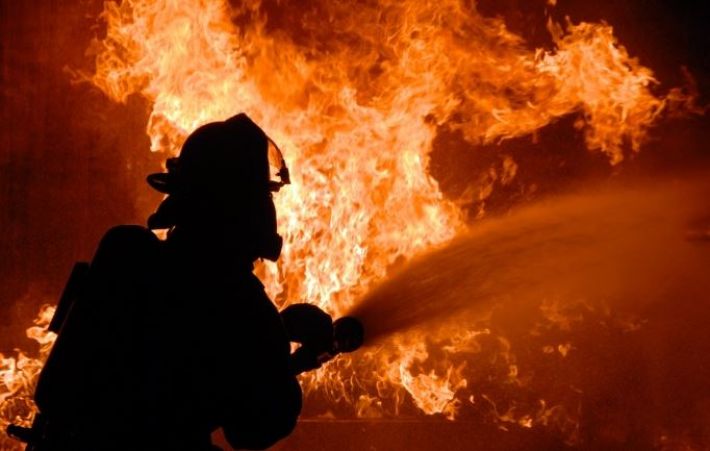 Под Мелитополем ночью разгорелся пожар в частном дворе