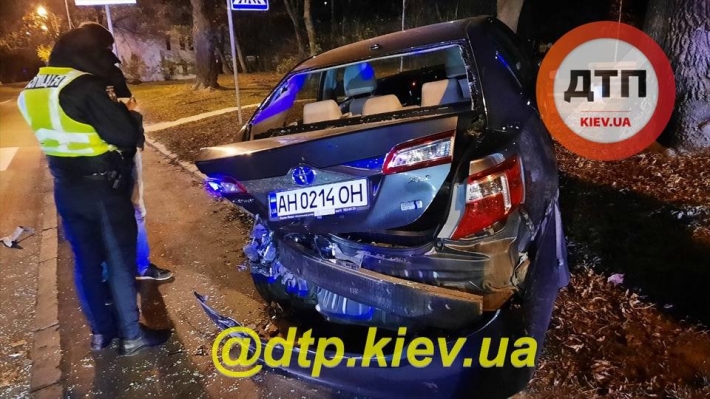 В Киеве лихач устроил жуткое ДТП - такси от удара вылетело с дороги: фото