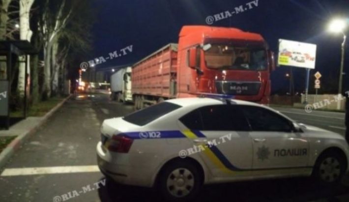 В Мелитополе полицейские задержали грузовики с краденым зерном
