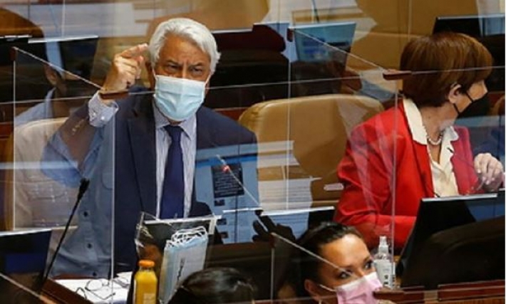 В Чили депутат 15 часов выступал с речью из-за опоздания коллеги