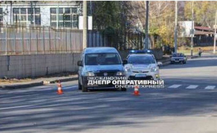 В Днепре на Макарова водитель Volkswagen сбил женщину и протащил на капоте