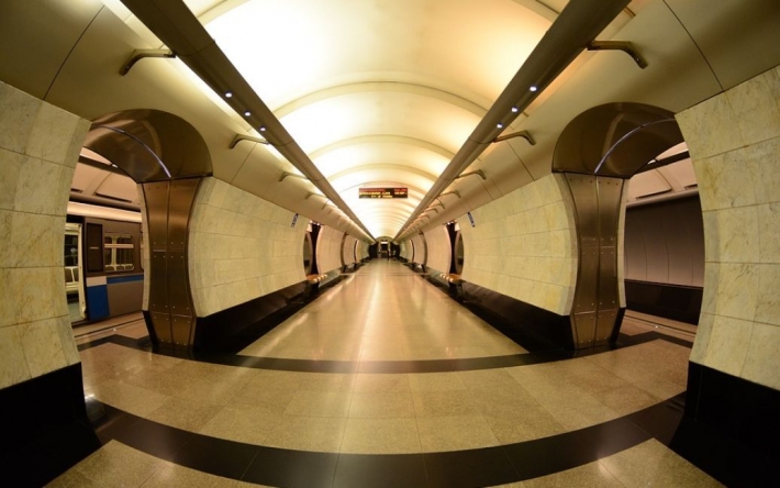 В московском метро умер мужчина и его сразу обокрали: видео