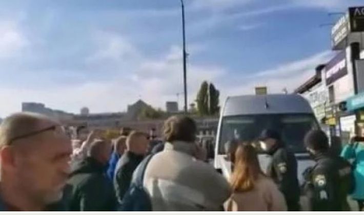 В Киеве вооруженные правоохранители заблокировали автобус с невакцинированным водителем (видео)