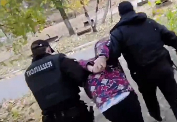 В Запорожье подростку за курение возле подъезда полицейские выкрутили руки и ударили его мать. Обновлено (видео 18+)