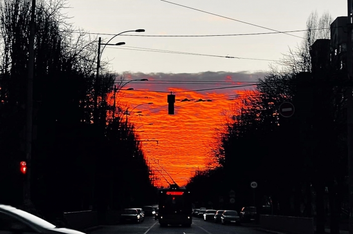 Киевляне наблюдали уникальное красное небо: что это означает, фото и видео