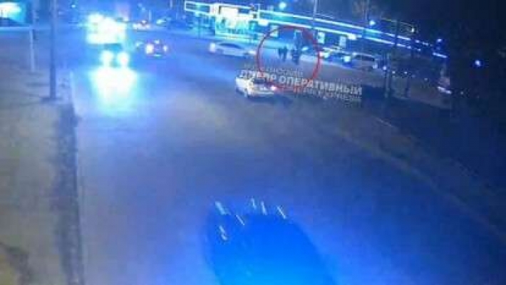 В Днепре иностранец на Ford сбил пешехода и уехал с места ДТП: видео момента