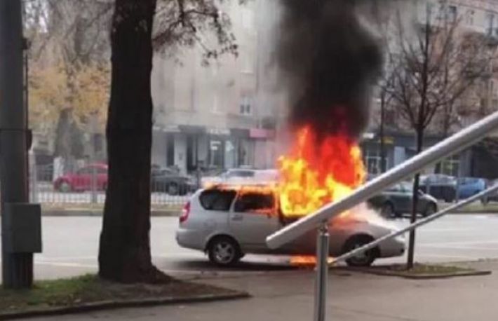 Момент взрыва авто в Харькове попал на видео