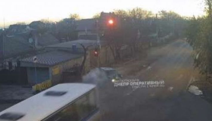 В Днепре на Байкальской ВАЗ врезался в автобус и светофор: видео момента ДТП