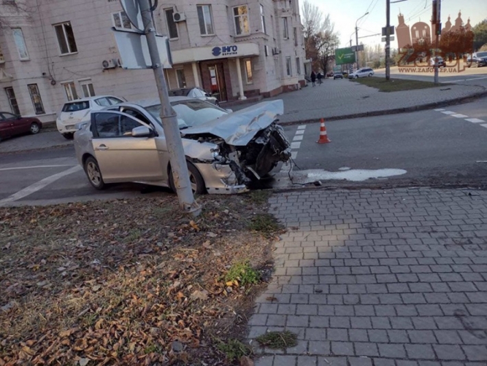 В Запорожье произошло серьезное ДТП в центре города - машина всмятку