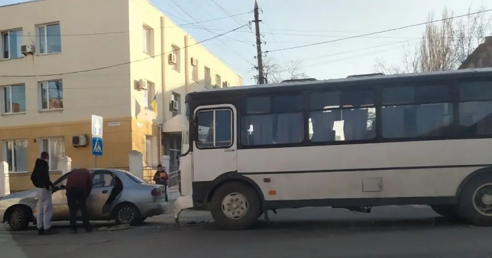 В Бердянске в ДТП попал автобус с пассажирами (фото)