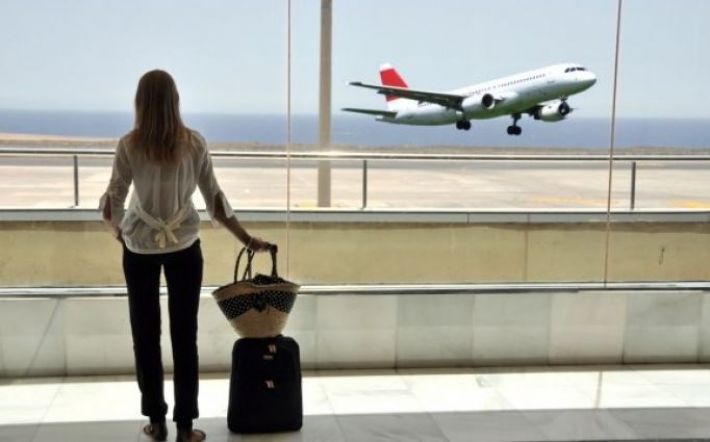 В Запорожье в аэропорту задержали туристок с липовыми сертификатами