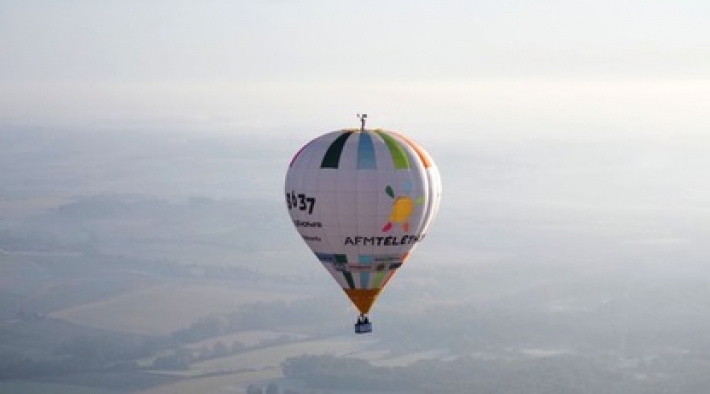 Парень поднялся на рекордную высоту на куполе воздушного шара, и от этих фото захватывает дух